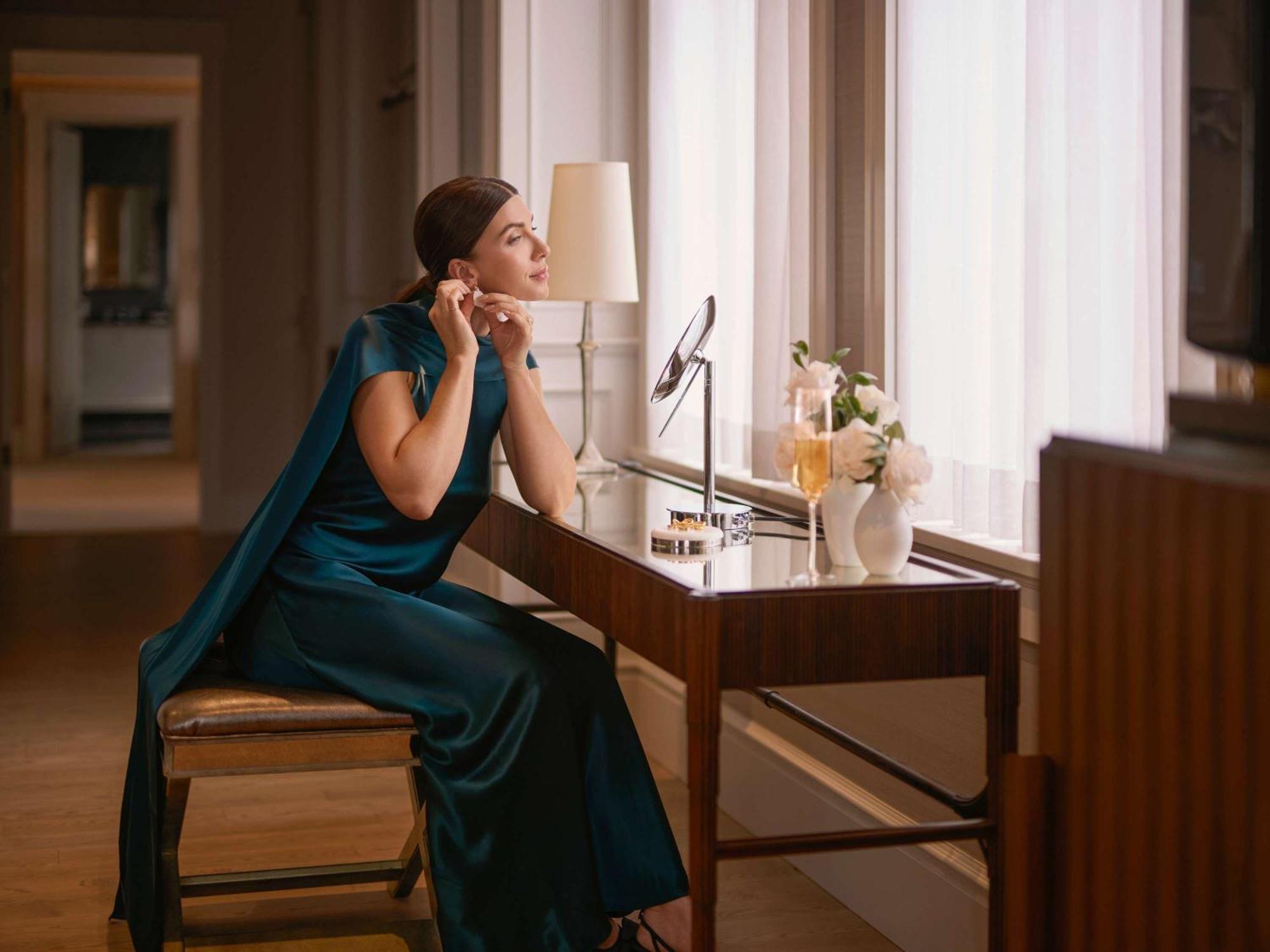 Fairmont Empress Hotel Victoria Esterno foto A woman in a hotel room